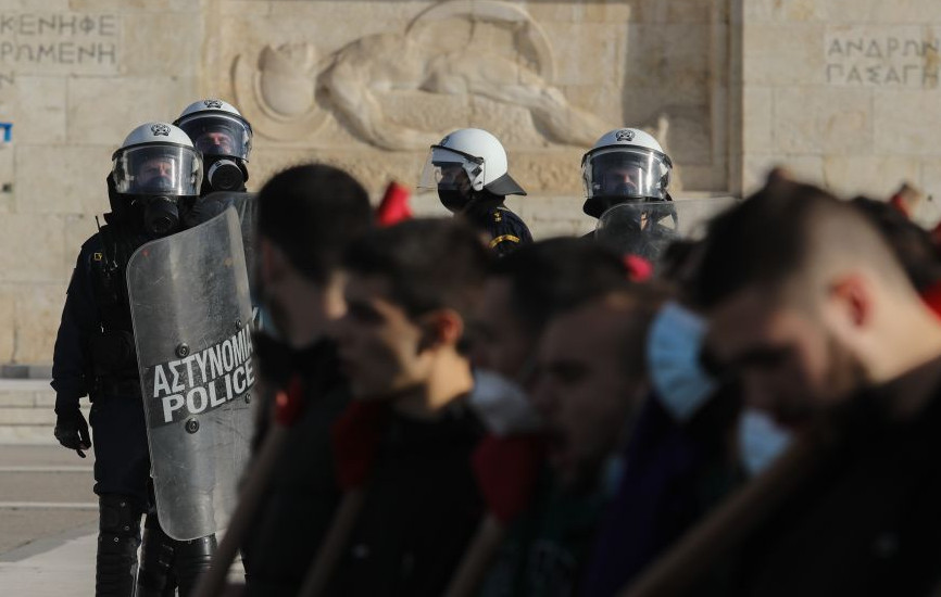 Επέτειος δολοφονίας Γρηγορόπουλου – Τα ΜΑΤ περιφρουρούν το έλατο στο Σύνταγμα (pics+vid)