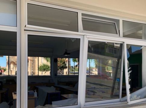 Αντιεμβολιαστές έβαλαν βόμβα σε σχολείο και πήγαν να κάψουν ένα ακόμη (pics+vid)