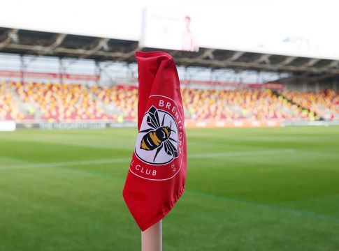 Μπρέντφορντ – «Ευχόμαστε ταχεία ανάρρωση στη Γιουνάιτεντ, ανυπομονούμε να σας δούμε το 2022» (pic)