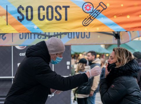 Κανένας νεκρός μέχρι τώρα από την «Όμικρον» – Φόβος όμως για την ταχύτητα των μεταλλάξεων και τη μεταδοτικότητα