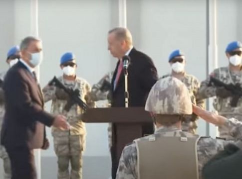 Ερντογάν – Αναζωπυρώνονται τα σενάρια για την υγεία του – Ξέχασε τι ήθελε να πει και του το θύμισε ο Ακάρ