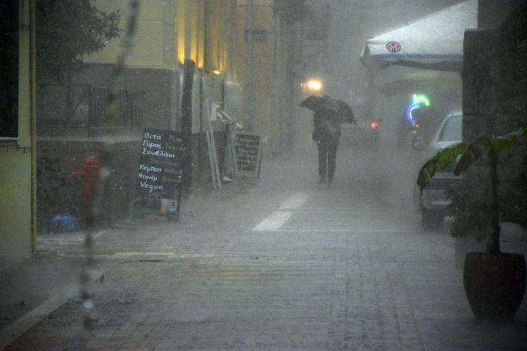 Η κακοκαιρία επελαύνει – Βροχές και καταιγίδες το Σάββατο – Πού θα χτυπήσουν – Δείτε live πώς θα κινηθεί | to10.gr