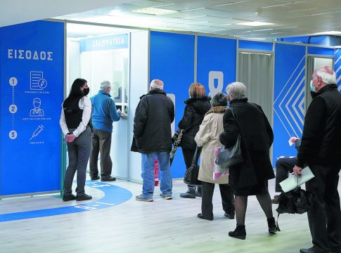 Τρίτη δόση στους τρεις μήνες για να μη μολύνει η Όμικρον τα Χριστούγεννα – Το παρασκήνιο της ανατρεπτικής απόφασης