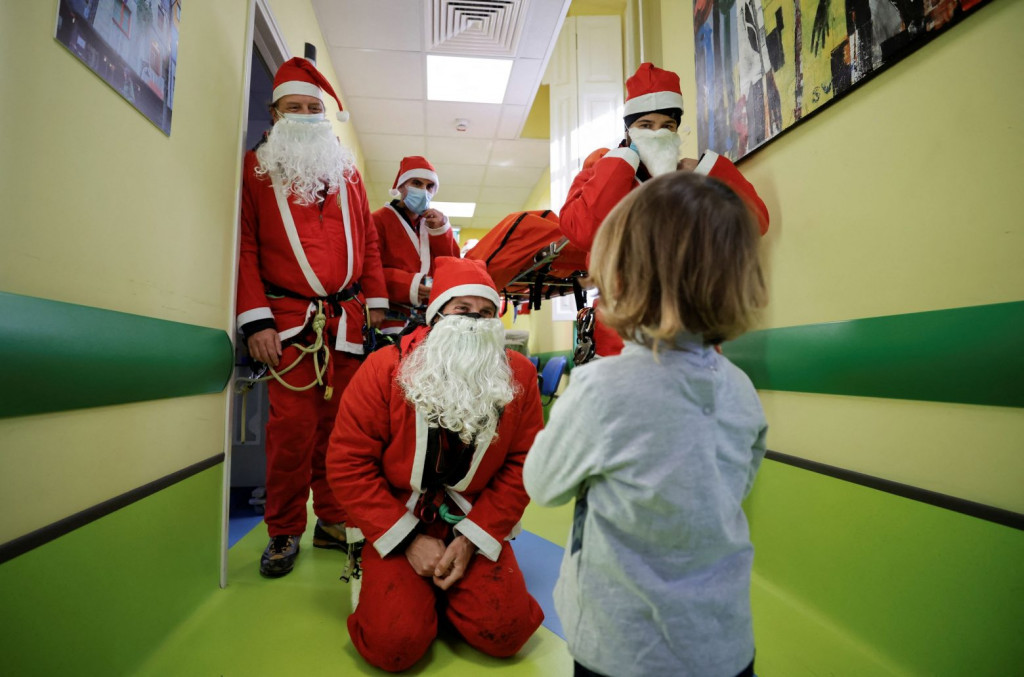 «Καμπανάκι» από ΗΠΑ και Μεγάλη Βρετανία για τις νοσηλείες παιδιών λόγω της «Όμικρον»