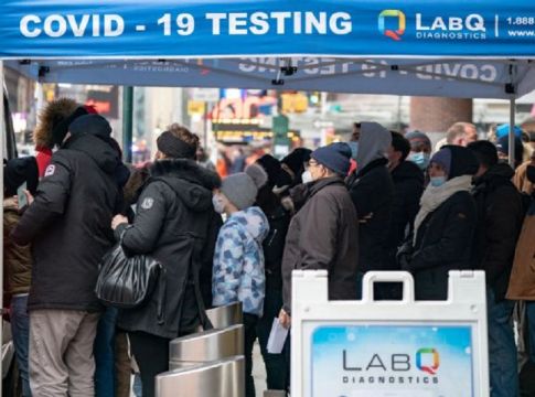 ΗΠΑ – Εκτοξεύονται οι μολύνσεις – Τι είπε ο Φάουτσι για 4η δόση