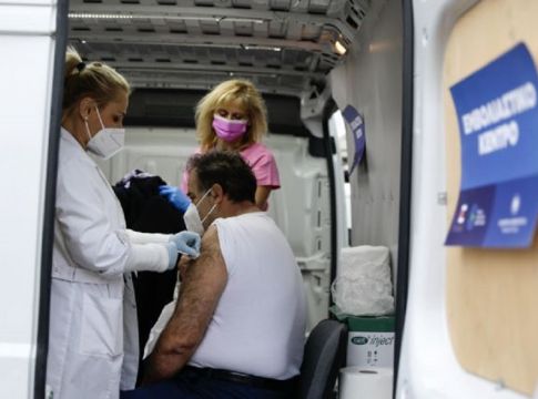 Παραλλαγή Όμικρον – Ανακοινώνονται οι αλλαγές για την τρίτη δόση – Τα σενάρια για την υποχρεωτικότητα των εμβολιασμών