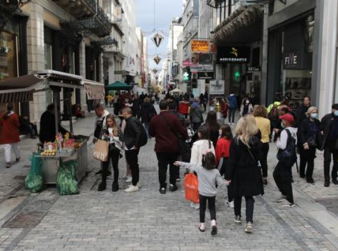 Η Όμικρον «σφραγίζει» την τρίμηνη ισχύ των πιστοποιητικών εμβολιασμού – Τι να προσέχουν όσοι δεν έκαναν την τρίτη δόση