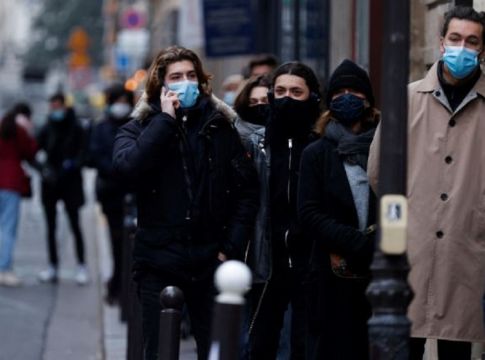 Ρεκόρ κρουσμάτων στη Γαλλία – Ξεπέρασαν τις 100.000 σε μια μέρα