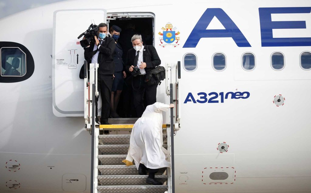 Ατύχημα στο παρά 5′ για τον Πάπα Φραγκίσκο – Σκόνταψε μπαίνοντας στο αεροπλάνο (vid)