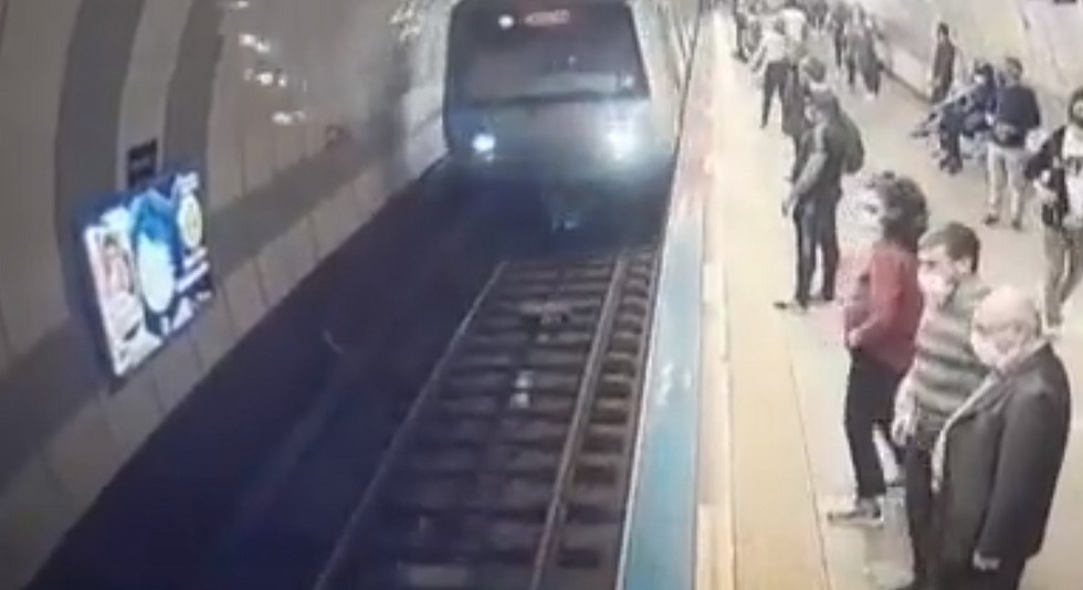 Ανατριχιαστικό βίντεο – Πέρασε από πάνω της το τρένο και σηκώθηκε σαν να μην έγινε τίποτα (Vid)