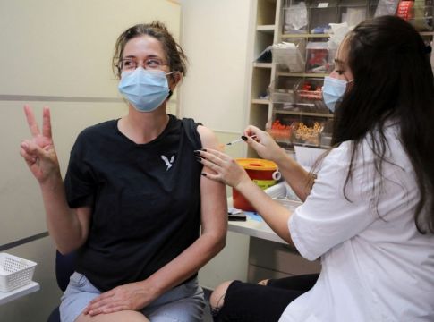 Κορωνοϊός – Στόχος να ενισχυθεί το τείχος ανοσίας πριν η «Όμικρον» επικρατήσει – Ποιοι βρίσκονται στον σχεδιασμό