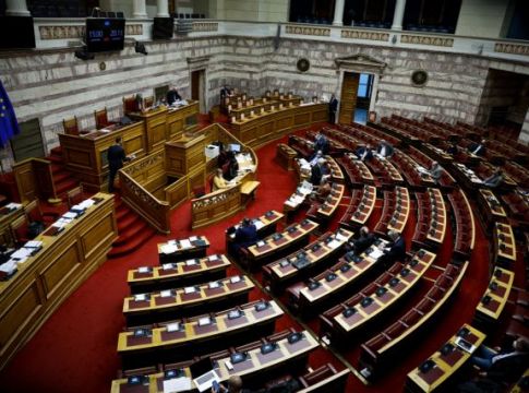 Απρόοπτο στη Βουλή – Επεσε ελληνική σημαία στο κεφάλι υπαλλήλου