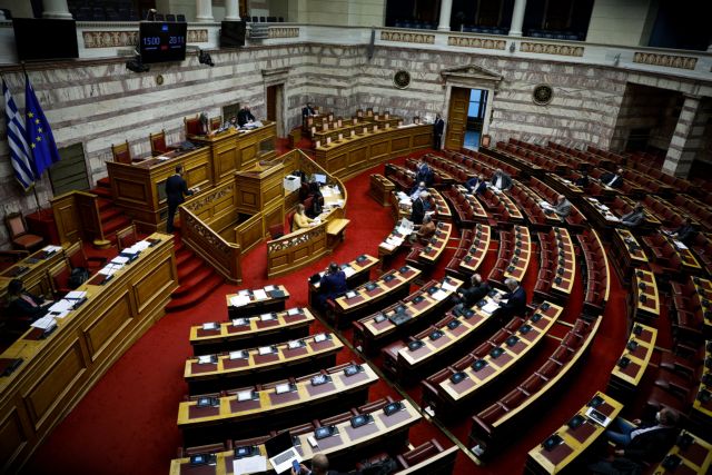 Απρόοπτο στη Βουλή – Επεσε ελληνική σημαία στο κεφάλι υπαλλήλου