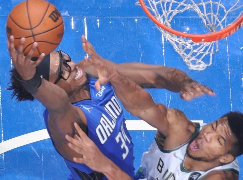 Ο Κάρτερ κάνει «poster» τον Γιάννη στην κορυφή του Top5 (vid)