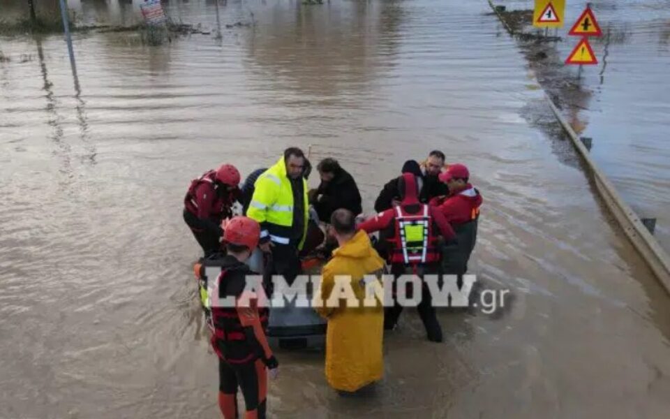 Σώζουν κόσμο με βάρκες στα χωριά της Λαμίας – Υπερχείλισε ο Σπερχειός (Συγκλονιστικές εικόνες)