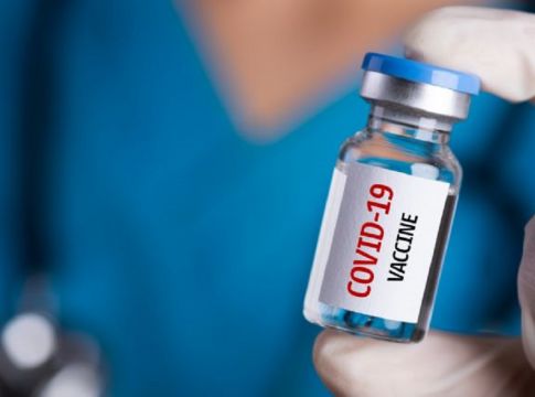 Εμβόλια – Συνεδριάζει η Επιτροπή για τρίτη δόση πριν το εξάμηνο – Από πότε θα ισχύσει η απόφαση