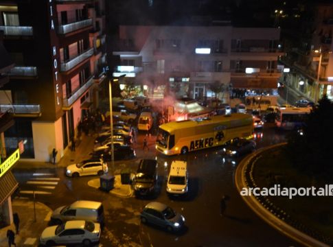 «Θερμή» υποδοχή για την ΑΕΚ στην Τρίπολη (vid)