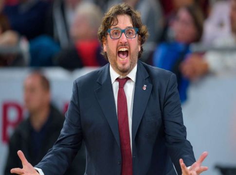 «Ξέφυγε» ο Τρινκιέρι, χτύπησε παίκτη του! (vid)