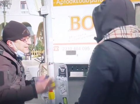 Μόνο στην Ελλάδα – Αστυνομικός χωρίς μάσκα κόβει πρόστιμο σε πολίτη επειδή δεν… φορά μάσκα (vid)