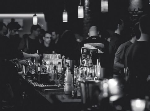 Νέα μέτρα – Τι θα ισχύει από την Πέμπτη για εστίαση και διασκέδαση – Έρχεται επέκταση της υποχρεωτικότητας στους εμβολιασμούς;