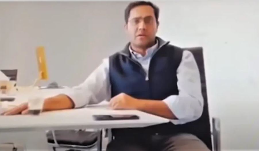 Δείτε το βίντεο με τον Αμερικανό εργοδότη που απολύει ταυτόχρονα 900 υπαλλήλους μέσω… Zoom