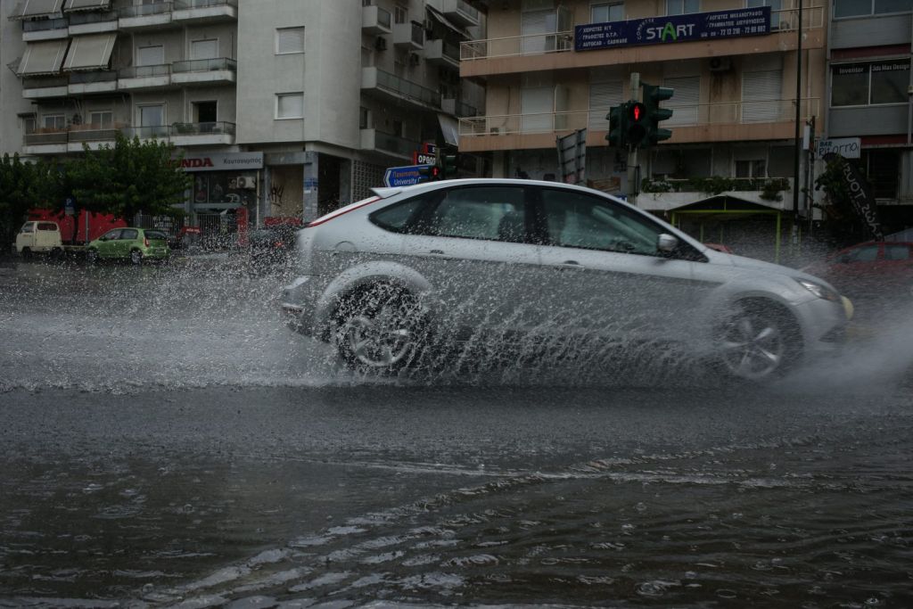 Νέες βροχές και καταιγίδες, τοπικά ισχυρές την Κυριακή – Ποιες περιοχές θα πληγούν, πότε βελτιώνεται ο καιρός