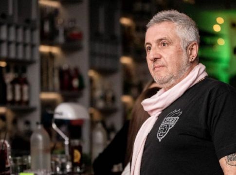 Στάθης Παναγιωτόπουλος – Με χειροπέδες και συνοδεία αστυνομικών «επέστρεψε» στο σπίτι του