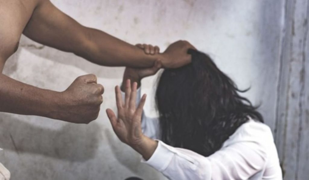 Επιχειρηματίας στην Εκάλη σακάτεψε στο ξύλο την γυναίκα του – Η καταδίωξη στα στενά και τα περιπολικά