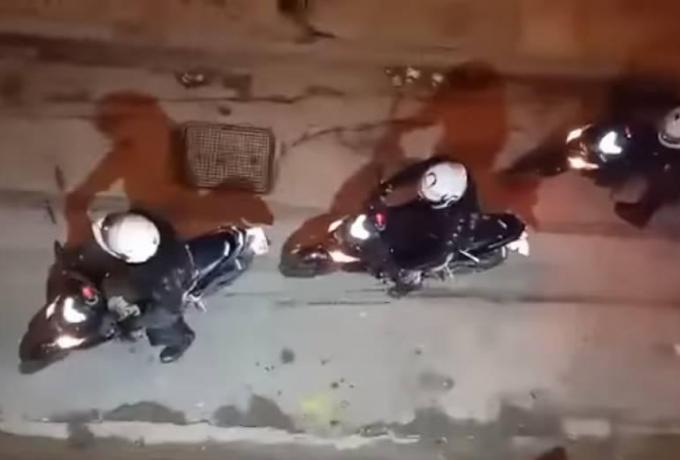 Αστυνομικοί σπάνε τζαμαρία πολυκατοικίας στα Εξάρχεια για να συλλάβουν διαδηλωτές (vids)