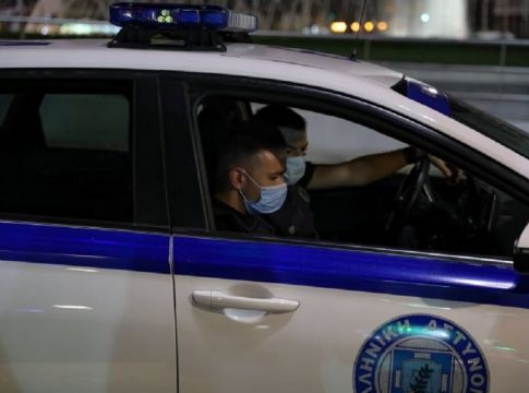 Θεσσαλονίκη – Γυναίκα έφτυσε και απείλησε αστυνομικούς σε έλεγχο για χρήση μάσκας