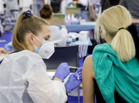 Κορωνοϊός – Ποιο εμβόλιο κάνουμε στην τρίτη δόση – Τι αλλάζει από τη Δευτέρα για τους άνω των 60