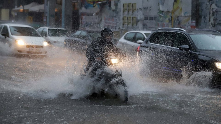 Στο έλεος της κακοκαιρίας η Αττική – Πλημμύρισε η Ηλιούπολη, καταρρακτώδης βροχή και χαλάζι στη Ραφήνα