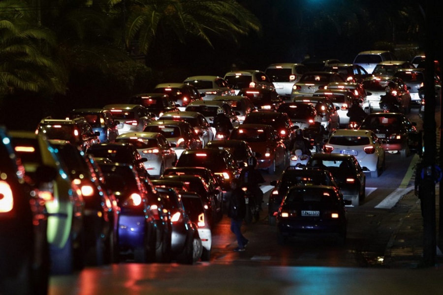 Κίνηση – Κυκλοφοριακό χάος δρόμους της Αθήνας – Πού εντοπίζονται ουρές χιλιομέτρων
