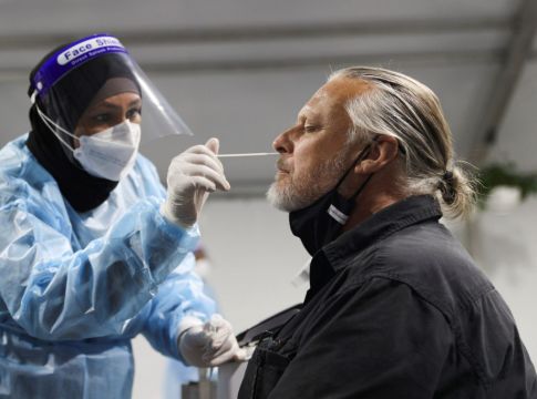 Επικεφαλής επιστήμονας του ΠΟΥ – «Πολύ μεταδοτική» φαίνεται να είναι η «Όμικρον»