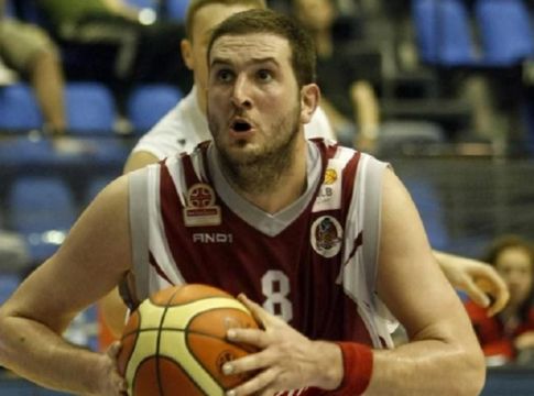 Έκλεισαν πρώην παίκτη του Άρη σε ψυχιατρική κλινική – Έδειρε την αδερφή του και έναν ταξιτζή!