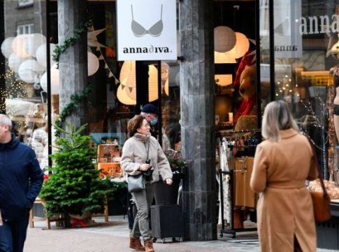 «Θλιμμένα Χριστούγεννα» φέρνει η παραλλαγή Όμικρον – Νέα μέτρα λαμβάνουν οι χώρες