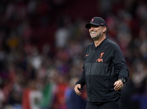 Επικός Κλοπ – Μοίρασε μπίρες σε οπαδούς της Λίβερπουλ μετά το ματς με την Κρίσταλ Πάλας (vid)