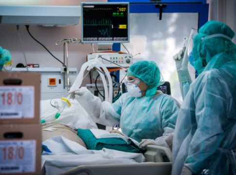 «Μας παρέκαμψαν για τον Μητροπολίτη» καταγγέλλει οργισμένη η σύζυγος 58χρονου που περίμενε ΜΕΘ