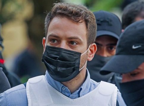 Πούλησε «τρελίτσα» με… μάσκα δικηγόρου ο Μπάμπης Αναγνωστόπουλος – Ο έντονος διάλογος με την Ελένη Μυλωνοπούλου (vid)