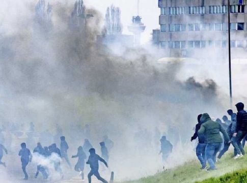 Χαμός στην Ολλανδία – Πέταξαν πέτρες και πυρσούς στο πούλμαν του Άγιαξ (vids)