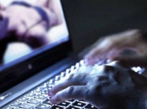 Revenge porn – Ροζ βίντεο «καίει» πασίγνωστό δημοσιογράφο – Θέλησε να εκδικηθεί την πρώην του