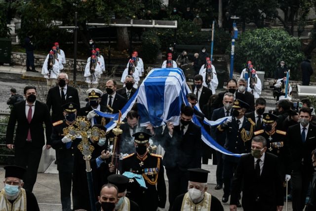 Η Ελλάδα αποχαιρετά τον Κάρολο Παπούλια