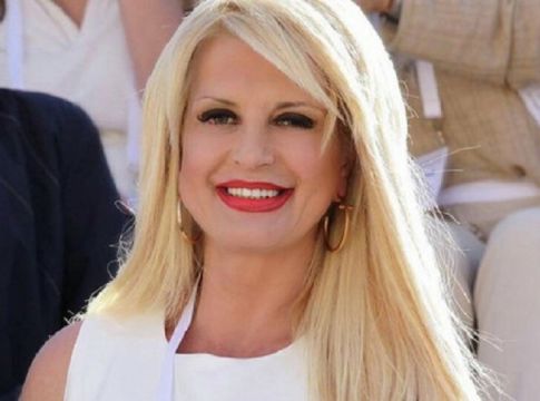 Με μίνι μαύρο φόρεμα – Σούσουρο με την νέα φωτογραφία της Μαρίνας Πατούλη