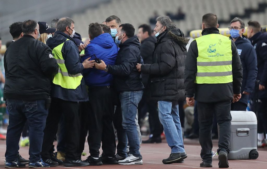 Εισβολή οπαδού της ΑΕΚ και ένταση στον πάγκο του Παναθηναϊκού (pics)