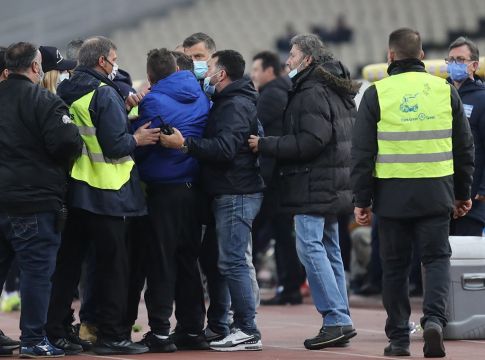 Εισβολή οπαδού της ΑΕΚ και ένταση στον πάγκο του Παναθηναϊκού (pics)