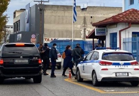 Απίστευτο περιστατικό – Αρνητές έβαλαν χειροπέδες σε διευθυντή Γυμνασίου στην Πιερία