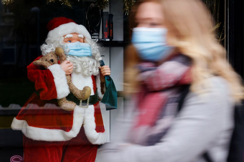 Έκτακτα μέτρα λόγω εορτών και Όμικρον: Τις επόμενες ώρες οι ανακοινώσεις – «Στόχος να μην πάμε σε καθολικούς περιορισμούς»