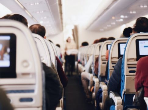 Όμικρον – Σε όλη την Ευρώπη με δυο πτήσεις – Τα χαλαρά μέτρα επιτάχυναν την εξάπλωση