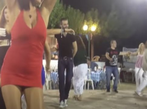 Τα δυο κορίτσια που «γκρέμισαν» το χωριό με το «καυτό» τους τσιφτετέλι (Vid)
