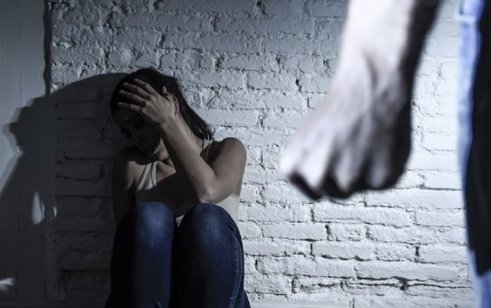 Ενδοοικογενειακή βία – Χαλκίδα – Άνδρας ξυλοκόπησε τη γυναίκα του στη μέση του δρόμου